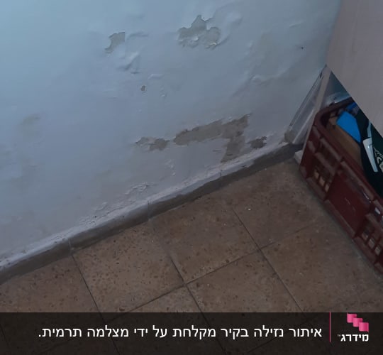 קיר עם סימני רטיבות והתקלפות צבע